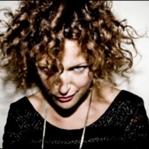 ANNIE MAC