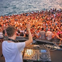 TOM SWOON