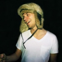TOM TRAGO